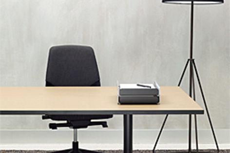 The Carma Contract table is available in polished or house powder-coatinjected aluminium.