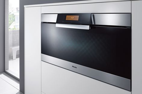 The elegant design of Miele's H 5981 BP 90 cm oven.