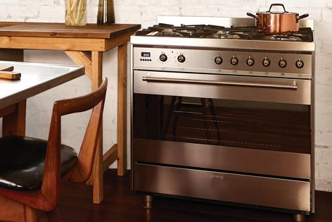The large-capacity oven is ideal for big families, and features seven cooking modes.